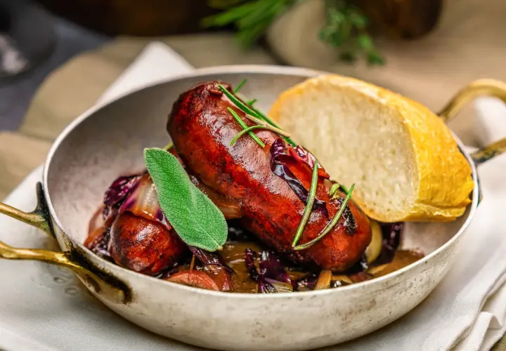 Eine herzhafte Salsiccia Wurst mit Rotkohl und Brot in einer Pfanne.