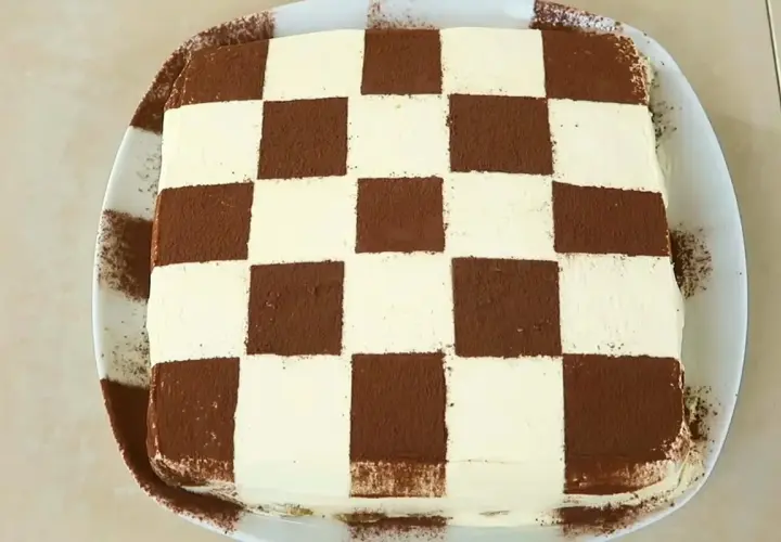 Tiramisù a scacchiera, una delizia per gli occhi e per il palato, perfetta per la ricetta Benedetta.