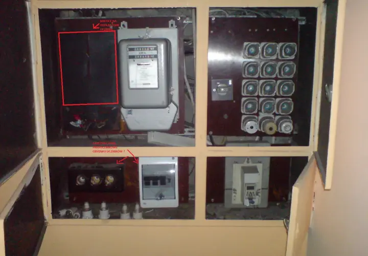 Zabezpieczenie przedlicznikowe w skrzynce z licznikiem energii elektrycznej i bezpiecznikami.