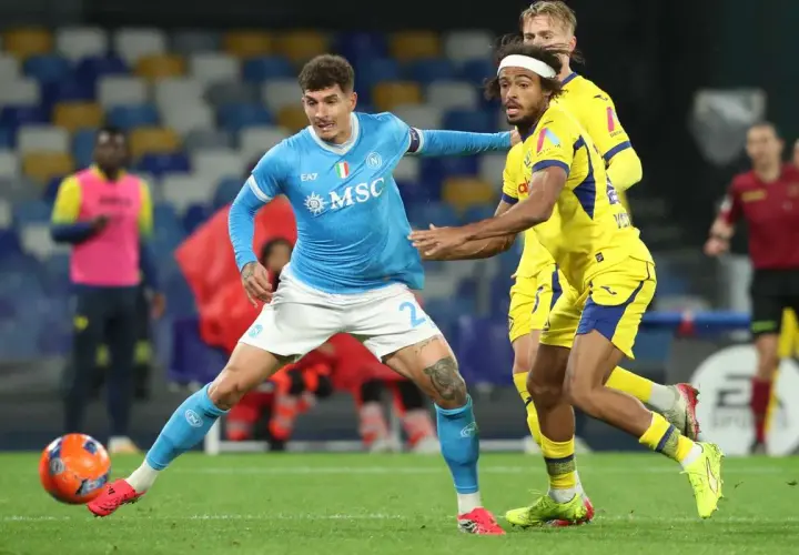 Piłkarze Napoli i Hellas Verona walczą o piłkę. Zacięta rywalizacja w meczu, który może wpłynąć na rankingi.