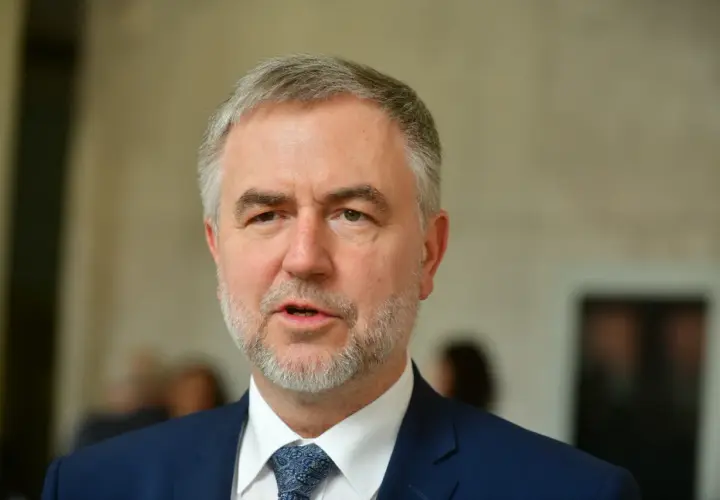 Marszałek Marek Woźniak, z siwiejącą brodą i w granatowym garniturze, mówi o tym, dlaczego marszałek Marek Woźniak unika konkursów na dyrektorów teatrów w Wielkopolsce.