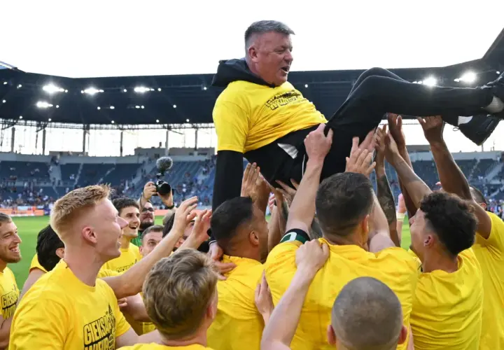 Piłkarze GKS Katowice wznoszą trenera po zwycięstwie. Radość i świętowanie, które zapowiadają udane gks katowice transfery.