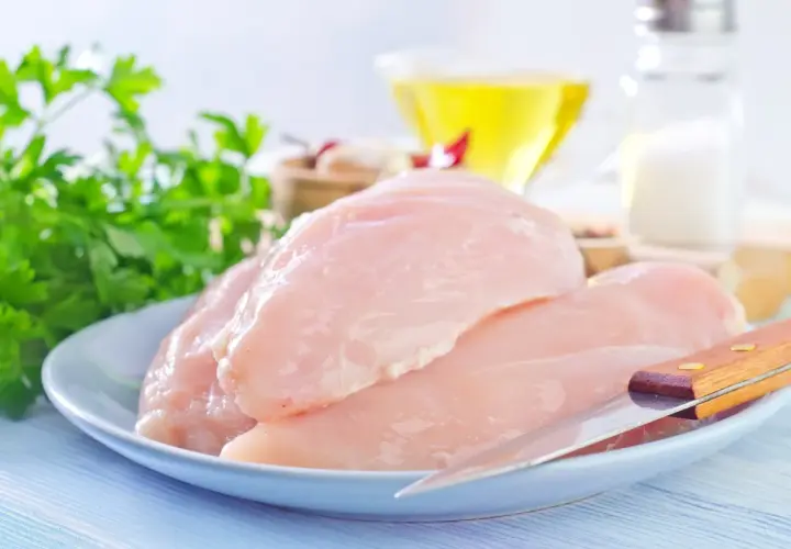 Prawda o kaloriach w filecie z piersi kurczaka: Ile jest w porcji?