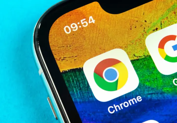 Ikona Chrome na ekranie telefonu. Wielu uważa ją za najlepszą przeglądarkę na Androida.