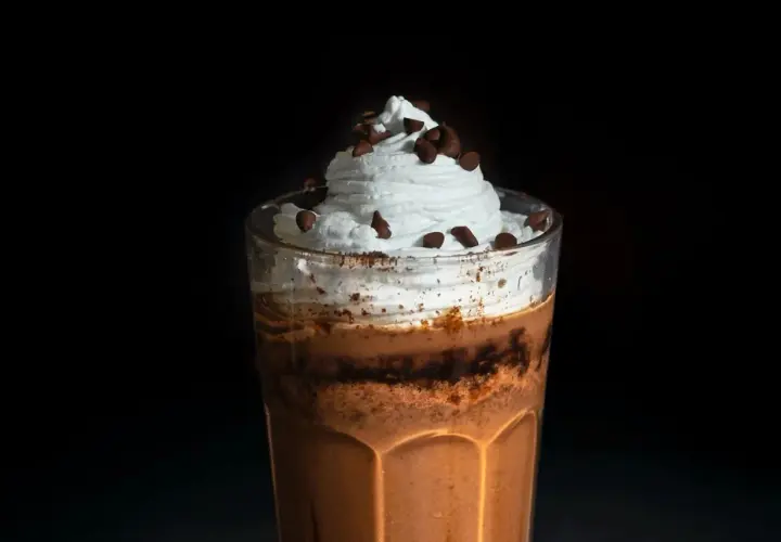 Ein cremiger Eiskaffee mit Sahne und Schokostückchen, perfekt für die Schwangerschaft.