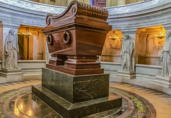 Grobowiec Napoleona Bonaparte, z rzeźbami aniołów i inskrypcjami. Ciekawe napoleon bonaparte ciekawostki.
