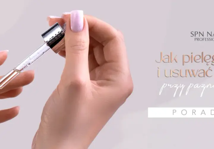 Delikatna dłoń z zadbanymi paznokciami, na które aplikowany jest olejek. Poradnik o pielęgnacji skórek, idealny do manicure biologicznego.