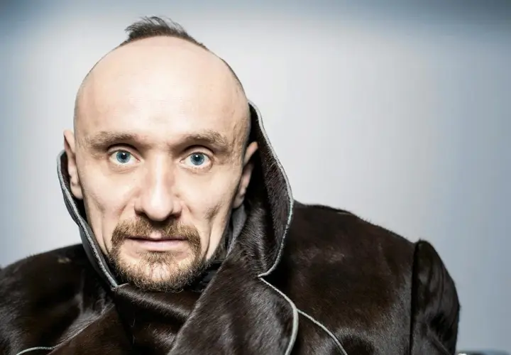 Jan Klata w futrzanym płaszczu, z charakterystycznym irokezem, gotowy do kolejnych spektakli.