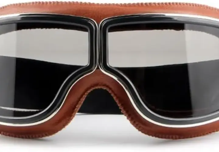 Occhiali biker in pelle marrone con lenti scure, perfetti per un look retrò e avventuroso.