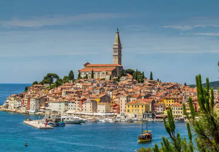 Urokliwy Rovinj, z jego wenecką architekturą i portem pełnym łodzi, wygląda jak z obrazka. Prom odpływa w stronę Adriatyku.