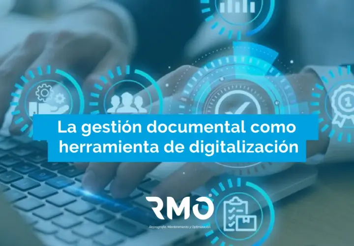 Manos tecleando en un portátil, con iconos de gestión documental y el texto "La gestión documental como herramienta de digitalización".