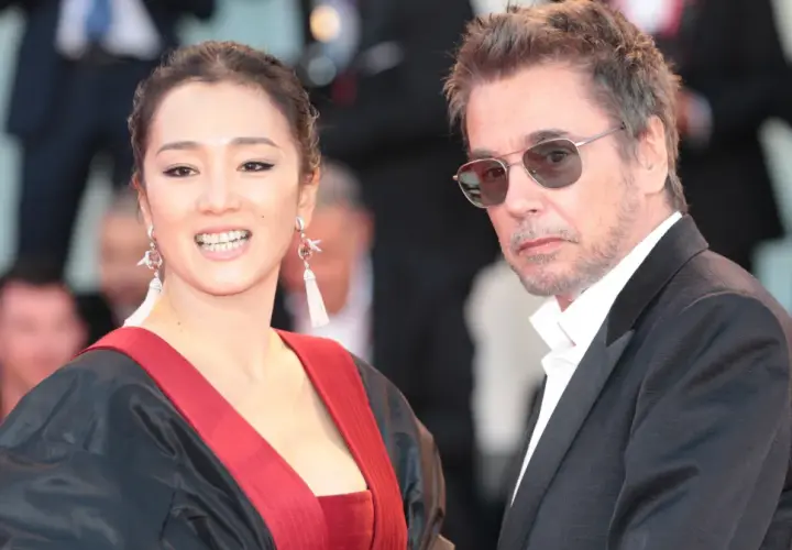 Jean-Michel Jarre z żoną, Gong Li, na czerwonym dywanie.