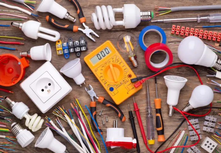 Wszystkie potrzebne materiały do instalacji elektrycznych: kable, żarówki, gniazdko, miernik, taśmy i narzędzia. Idealne dla hurtowni kabli i osprzętu elektroinstalacyjnego.