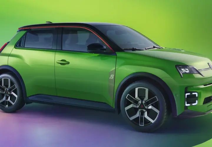 Nowoczesny, zielony Renault 5 Electric z czarnym dachem i czerwonymi akcentami.