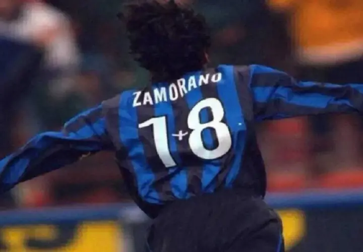 Piłkarz z numerem 12, Ivan Zamorano, w koszulce Interu.
