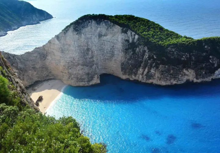 Navagio Beach, ein berühmter griechenland strand, mit seinem Schiffswrack und türkisfarbenem Wasser, umgeben von steilen Klippen.