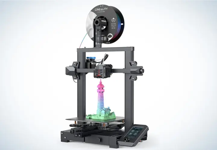 Impresora 3D Creality imprimiendo un faro multicolor. Muestra uno de los tipos de impresoras 3D más comunes.