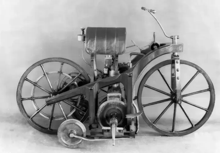 Pierwszy motocykl z silnikiem spalinowym, wynaleziony w 1885 roku.