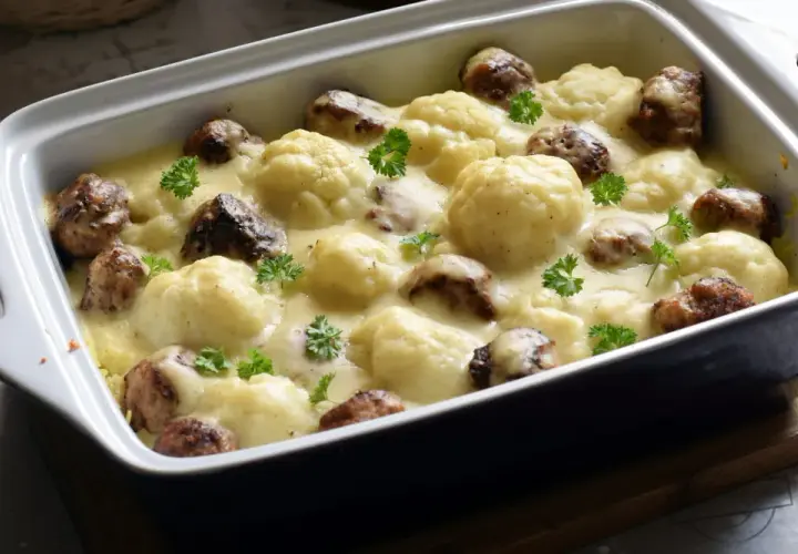 Prosta zapiekanka z kalafiorem i ziemniakami i serem, którą pokochasz