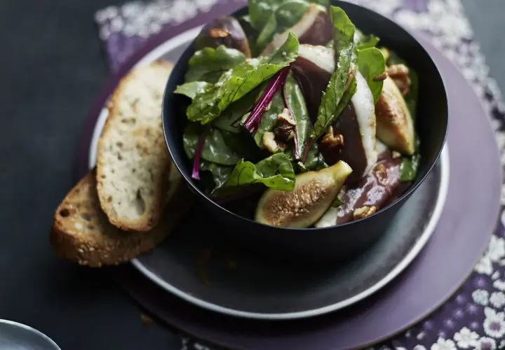 Salade de canard, noix et figues fraîches, une idée pour que faire avec des figues. Servi avec du pain grillé.