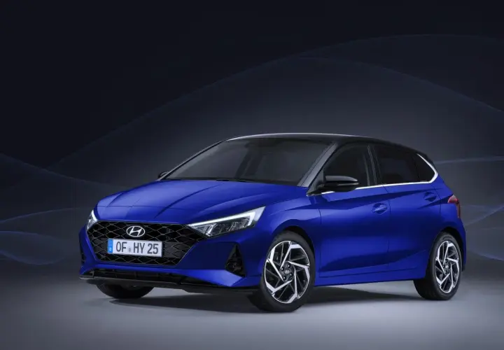 Niebieski Hyundai i20 z czarnym dachem prezentuje swoje stylowe felgi, które idealnie komponują się z rozmiarem opon.