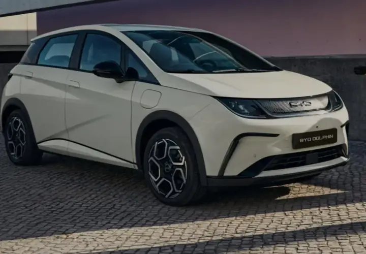 Biały BYD Dolphin, jeden z chińskich samochodów elektrycznych, gotowy do ładowania.