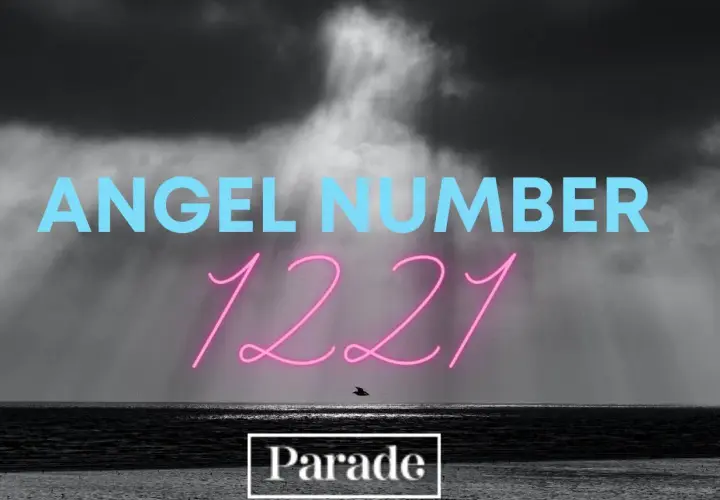 Anielski numer 1221 znaczenie. Niebo burzowe nad spokojnym morzem, z ptakiem w locie.