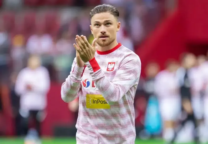 Piłkarz Matty Cash, dumny ze swojego polskiego pochodzenia, w biało-czerwonej koszulce reprezentacji Polski.
