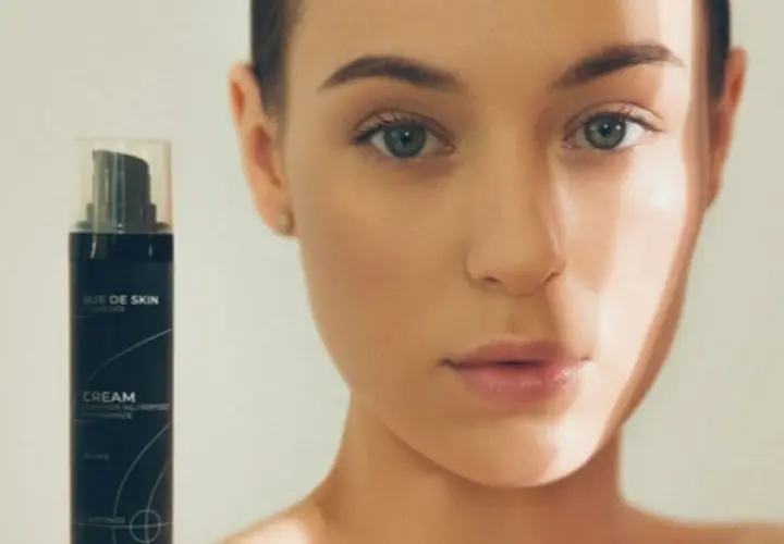 Krem RUE DE SKIN chroni skórę przed szkodliwym promieniowaniem UVA i UVB, zapewniając jej zdrowy wygląd.