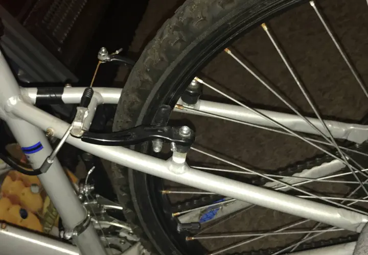 Detalle de freno de bicicleta, mostrando el mecanismo que evita que se taquean las ruedas traseras.