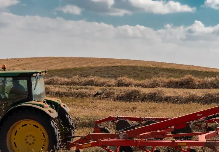  Jakie prawo jazdy potrzebne na traktor z przyczepą? Wszystko o uprawnieniach na ciągnik rolniczy