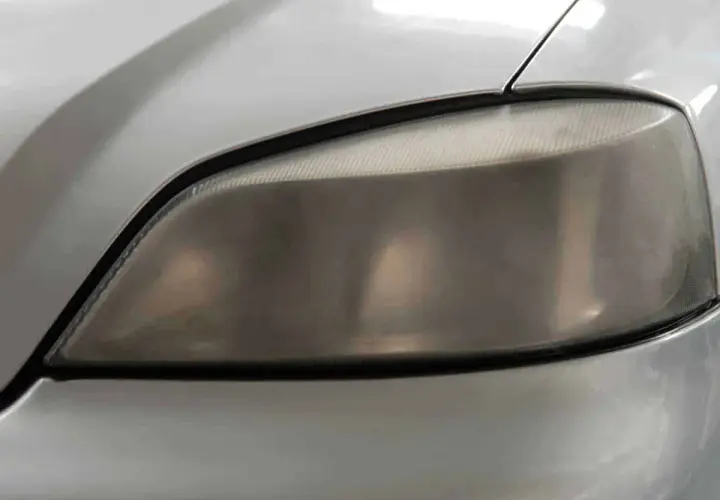 Faro opaco dell'auto, pronto per essere lucidato. Scopri come pulire i fari della macchina per una visibilità ottimale.