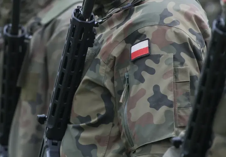 Żołnierze w kamuflażu, z karabinami, gotowi do akcji. Widoczna polska flaga na rękawie. To symbol 4 gwiazdek w wojsku.