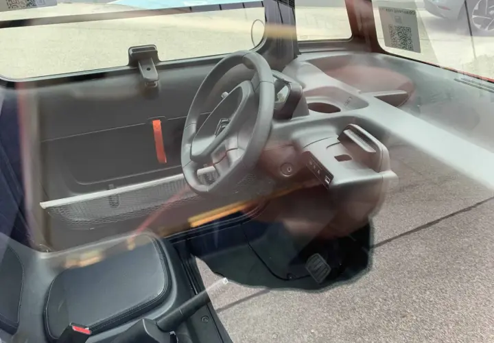 Wnętrze Citroen Ami: kierownica, siedzenie, deska rozdzielcza. Sprawdź atrakcyjną citroen ami cena!