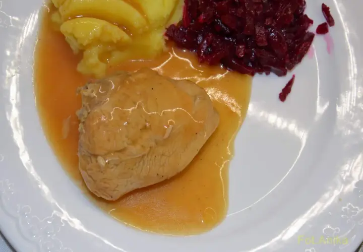 Pyszny przepis na medaliony z indyka duszone w sosie, podane z puree ziemniaczanym i buraczkami.