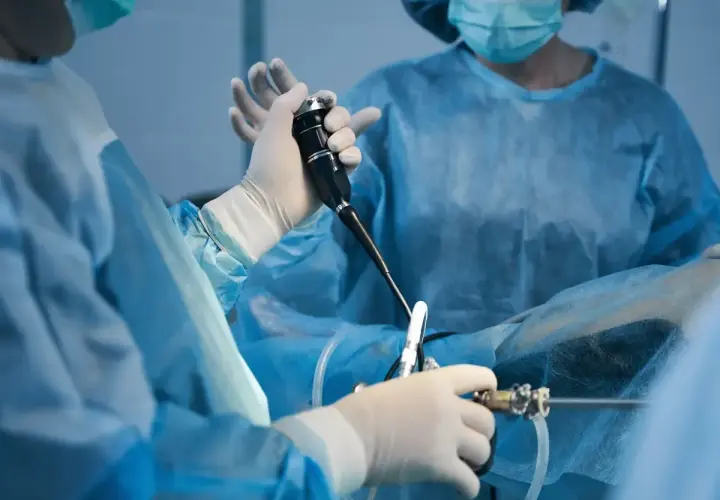 Chirurg wykonuje histeroskopię, badanie jamy macicy. To właśnie histeroskopia co to jest, pozwala na diagnostykę i leczenie.