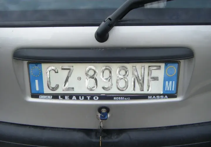 Targa sbiadita, ma la sostituzione gratuita è un'ottima notizia per il proprietario dell'auto.
