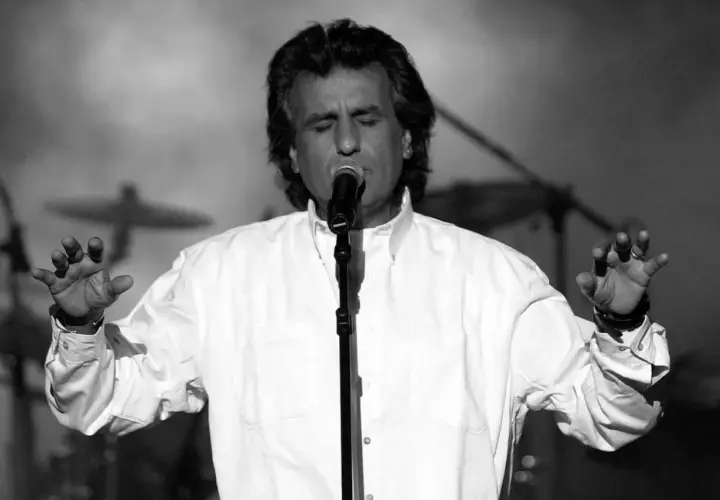 Toto Cutugno śpiewa "L'Italiano", z zamkniętymi oczami i uniesionymi rękami.