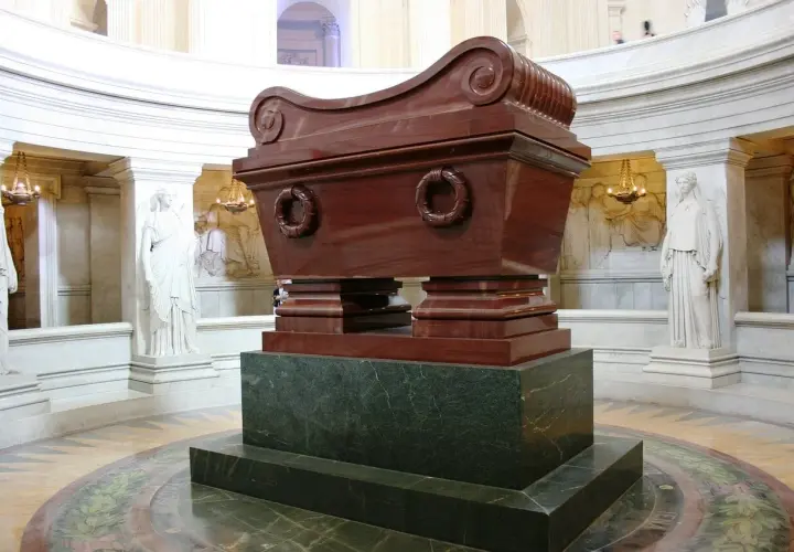 Imponujący, mahoniowy grób Napoleona Bonaparte, otoczony marmurowymi posągami i zdobieniami, spoczywa w monumentalnej krypcie.