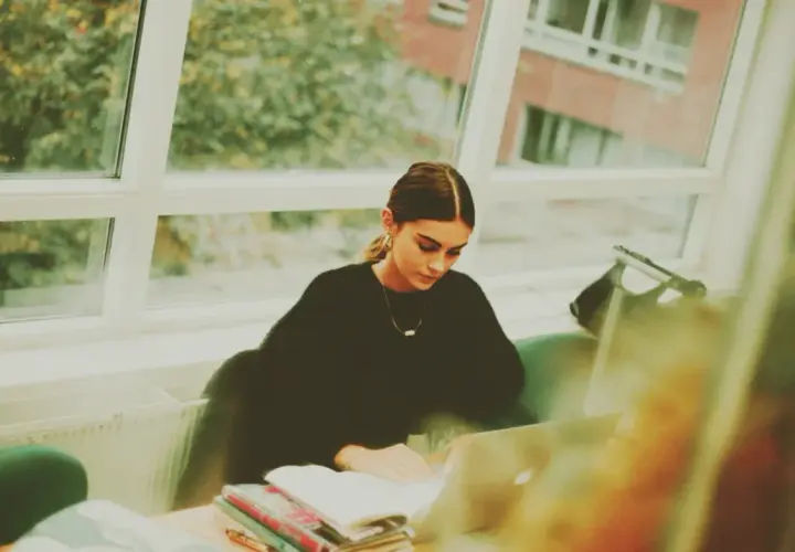 Studentka pochłonięta nauką, przygotowująca się do egzaminów z kryminologii.