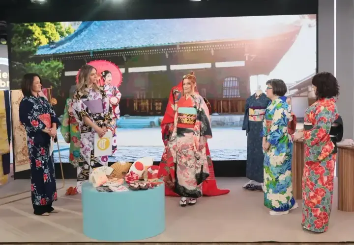 Pięć kobiet w tradycyjnych kimonach prezentuje wzory i akcesoria. Dowiedz się, jak uszyć kimono, inspirując się japońską elegancją.