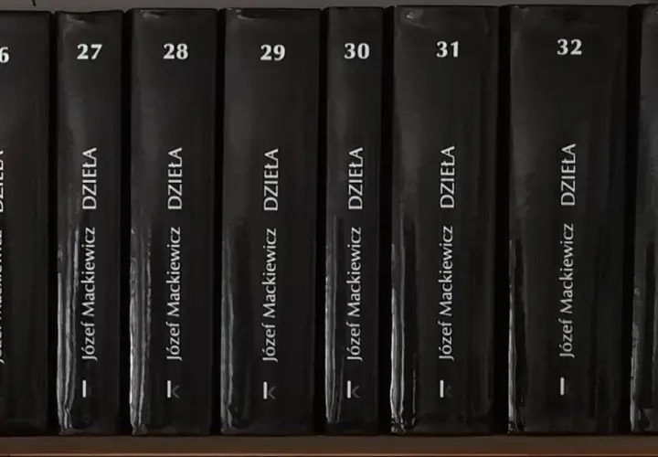 Grzbiety książek z numerami od 25 do 33, "Dzieła Józefa Mackiewicza". Może to być jedna z przyczyn długiego oczekiwania na odpowiedź z redakcji literackiej – tyle materiału do przejrzenia!