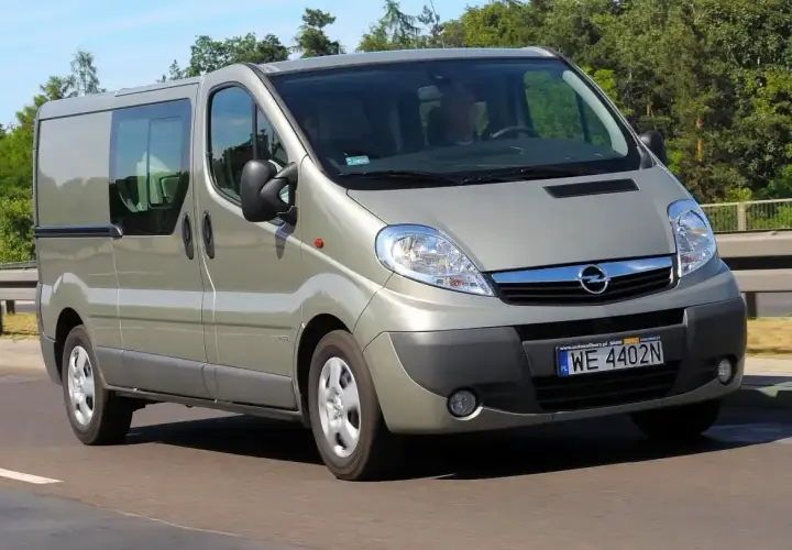 Szary Opel Vivaro 2.0 CDTI na drodze, kierowca za kierownicą. Może mieć problem z brakiem mocy.