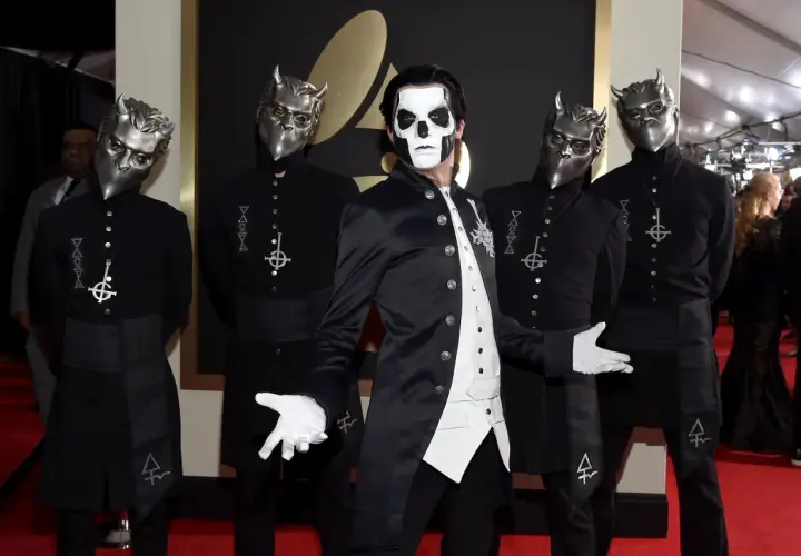 Papa Emeritus 3 w otoczeniu Ghoulów na czerwonym dywanie.
