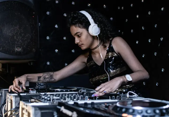 DJ set co to właściwie znaczy? Zobacz podstawy sztuki miksowania muzyki