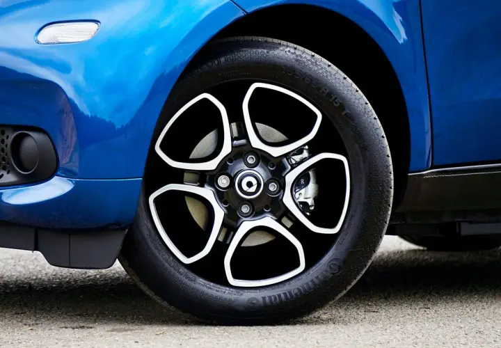 Jak wybrać opony letnie do samochodu osobowego i SUV-a? Najważniejsze parametry, oznaczenia i sezonowa wymiana