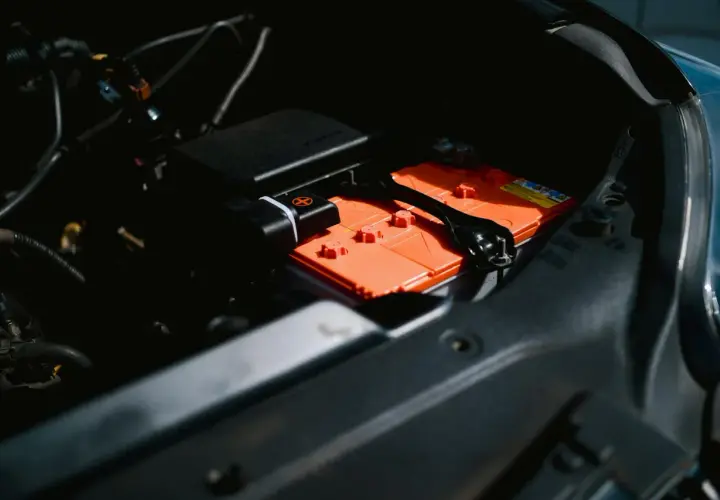 Jak przygotować klasyczne auto do zimy: akumulator, ładowanie i awaryjny rozruch w garażu