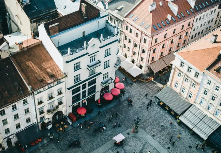 Dlaczego coraz więcej podróżnych odkrywa polskie miasta z historycznymi starówkami