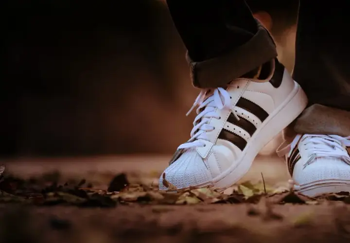 Jak wybrać wygodne buty sportowe damskie do codziennego chodzenia? Najważniejsze cechy, na które warto zwrócić uwagę