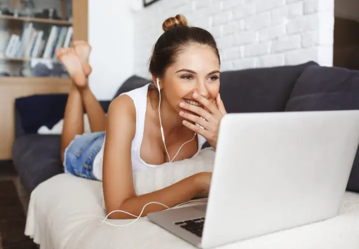 Rozrywka online a domowy budżet: jak cieszyć się nią bez przepłacania